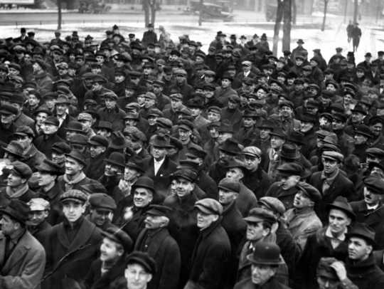 Union supporters rally in Rice Park, St. Paul - December 2, 1917 (MHS)